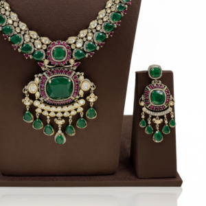 Majestic Emerald Statement Haar with Ruby Pavé & Polki Accents